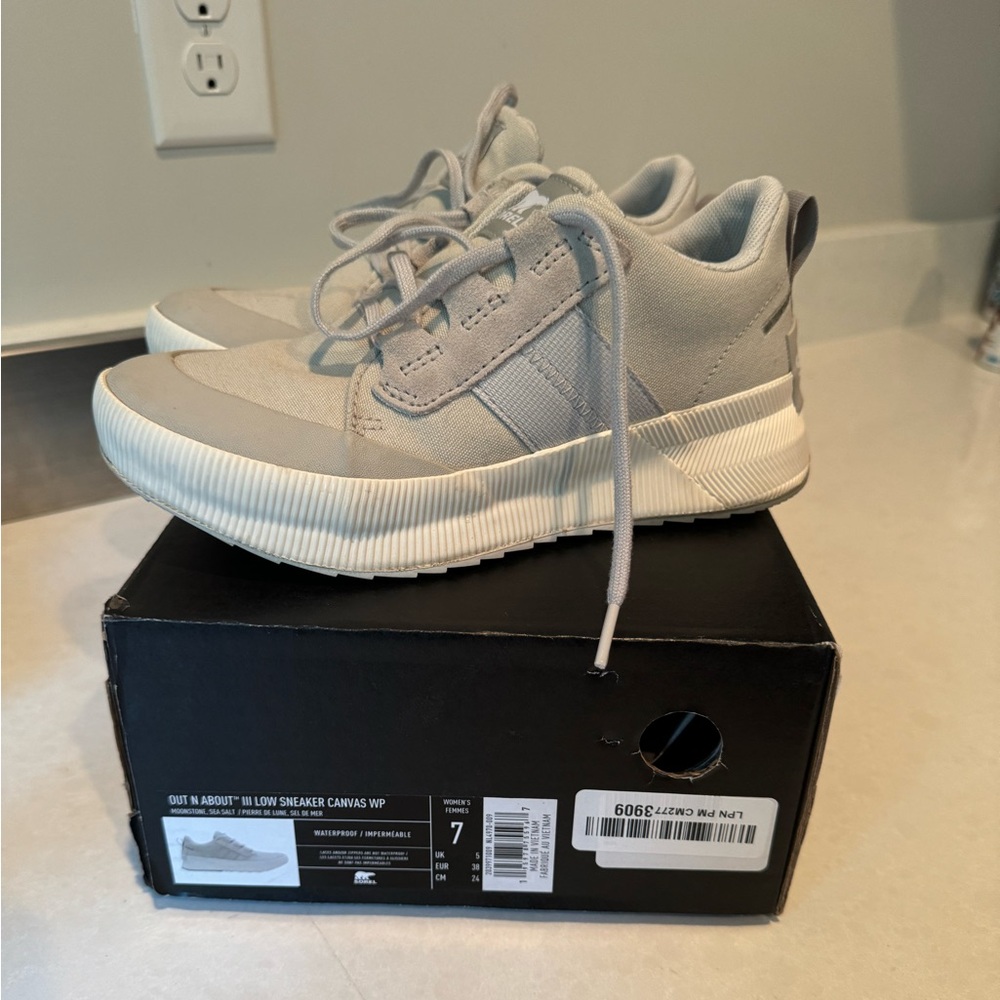 Sorel Women's Light Gray and Off-White Low-Top Sneakers